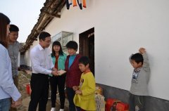 德晟集團(tuán)公司慰問石牯塘鎮(zhèn)螢火村困難村民